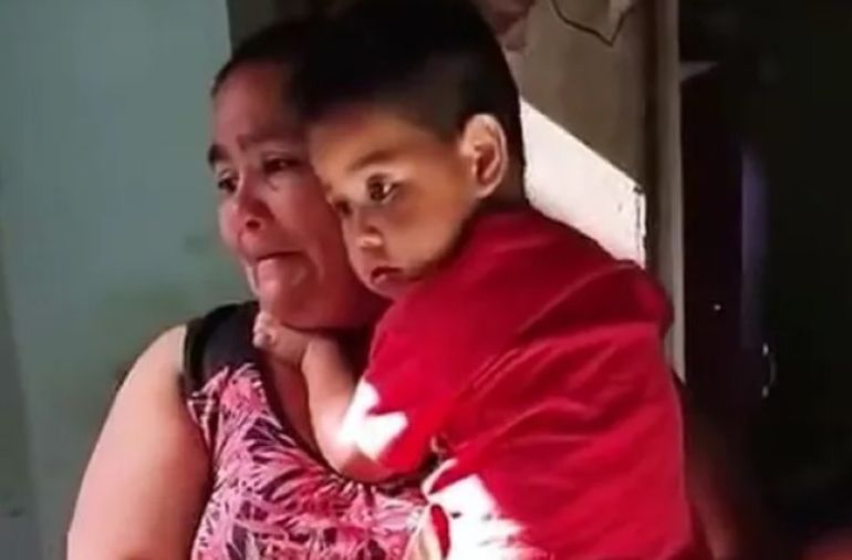 Verónica Oñatibia y uno de sus hijos. Se derrumbó el techo de su casa, en Comodoro Rivadavia. Verónica Oñatibia y uno de sus hijos. Se derrumbó el techo de su casa, en Comodoro Rivadavia.