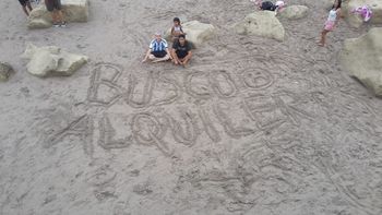 Naty tuvo la idea de dibujar su pedido en la playa y la imagen se viralizó. Las Grutas completó su disponibilidad de alojamientos en este carnaval. Naty tuvo la idea de dibujar su pedido en la playa y la imagen se viralizó. Las Grutas completó su disponibilidad de alojamientos en este carnaval.