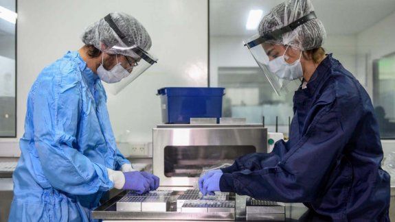Científicos argentinos desarrollan un kit que acelera los testeos de COVID