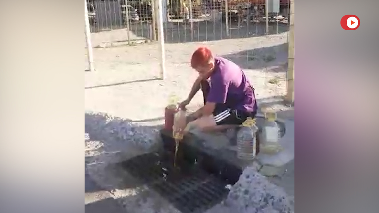 Carritos tiraban restos a la alcantarilla que va directo al río