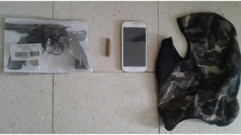Robó una cartera y lo acusaron por tenencia de arma