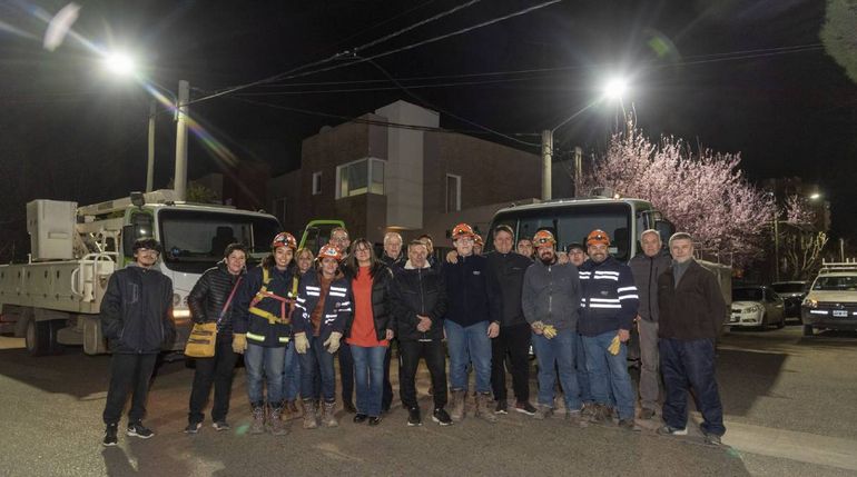 Trabajadores de CALF ya completaron la colocación del 80% de las luces led en Neuquén. Trabajadores de CALF ya completaron la colocación del 80% de las luces led en Neuquén.