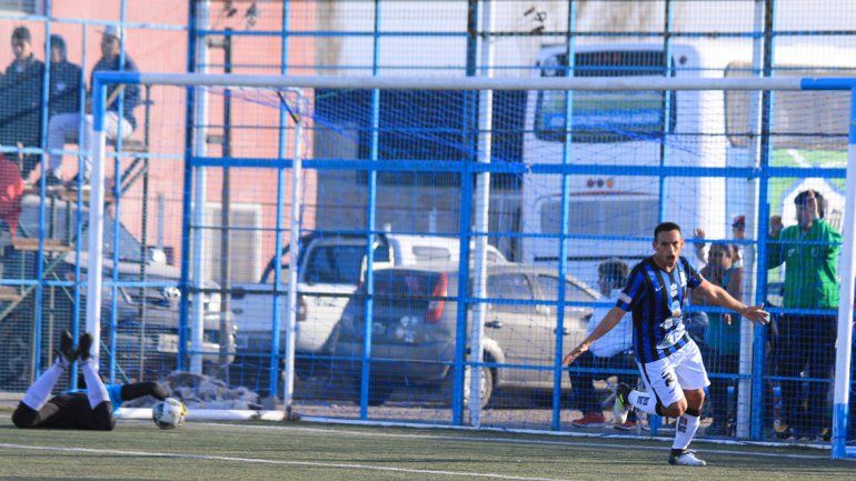 Andrés Aldecoa liquidó el pleito marcando el tercer gol.