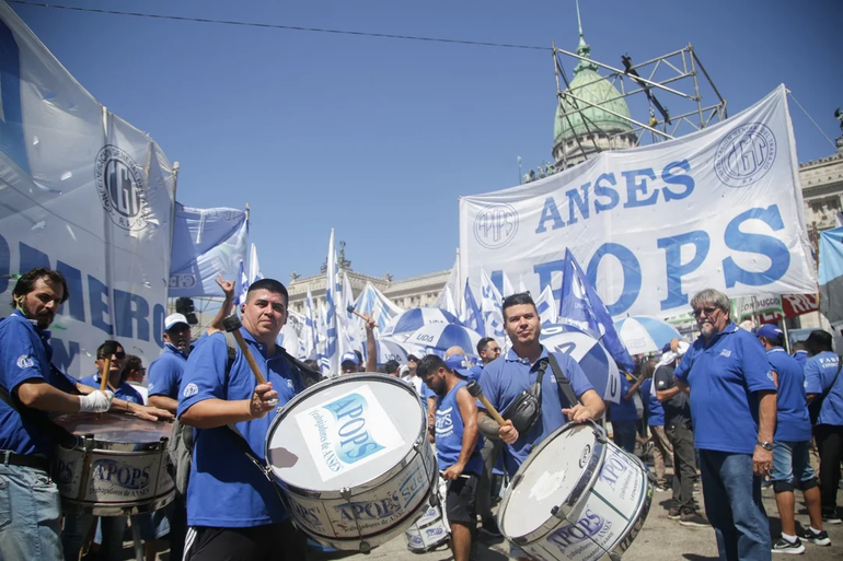 El paro general de la CGT cuenta con la presencia de numerosos gremios y trabajadores independientes.
