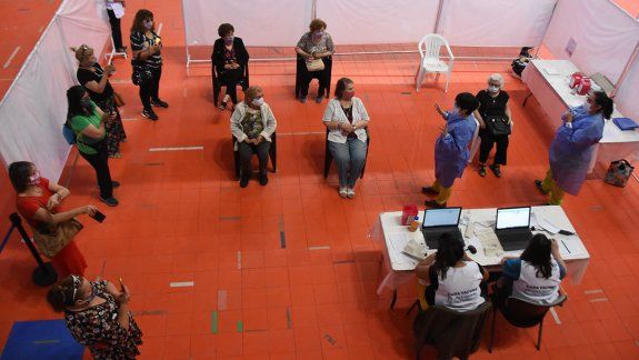 Vacunación: la emoción invadió el Ruca Che con los mayores de 80 años