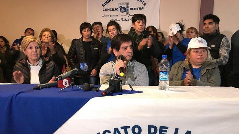 Rodeado de mujeres, Rubén López mandó el telegrama de renuncia y no descartó volver