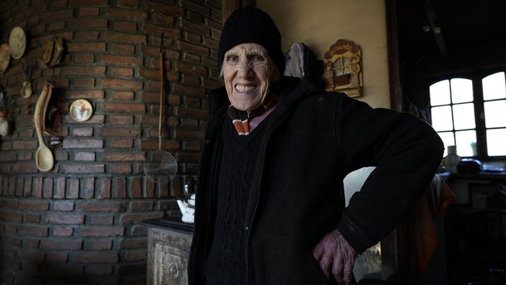 Elsa Martínez, 90 años y sigue trabajando la tierra. Foto: Miguel Villegas Elsa Martínez, 90 años y sigue trabajando la tierra. Foto: Miguel Villegas