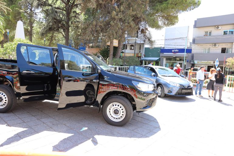 Los tres autos y la camioneta que sortearán en la Fiesta de la Confluencia 2025