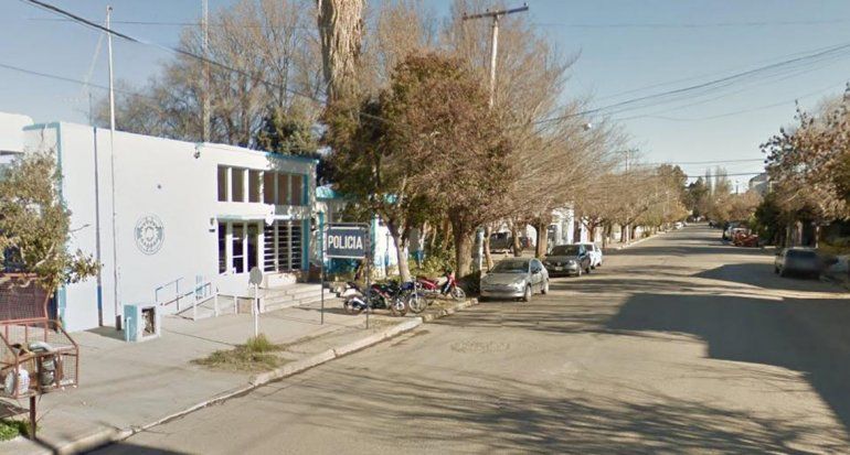 Efectivos de la Comisaría Séptima de Cinco Saltos trabajaron en el lugar. 