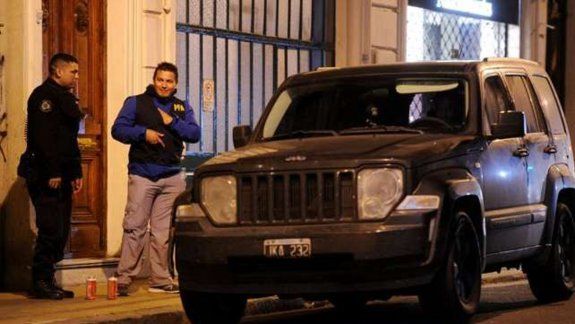 La nena estuvo secuestrada unos cuantos minutos hasta que la Policía rodeó al delincuente y éste se tiró a la calle.