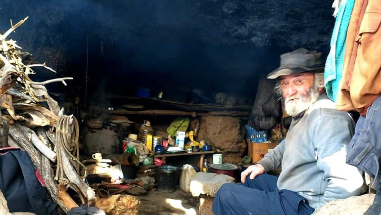 Con un operativo por aire asistieron a crianceros en medio de la montaña