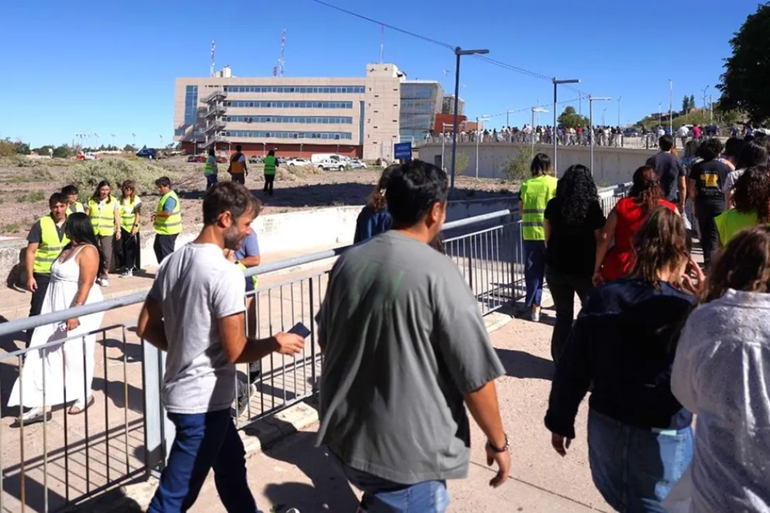 Simulacro exitoso de amenaza de bomba en el CAM: en 4 minutos evacuaron el edificio