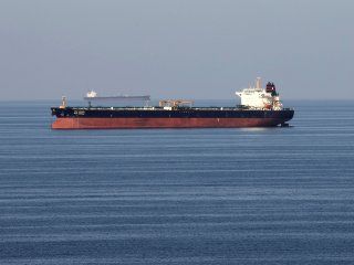FOTO DE ARCHIVO: Buques petroleros pasan por el Estrecho de Ormuz. REUTERS/Hamad I Mohammed