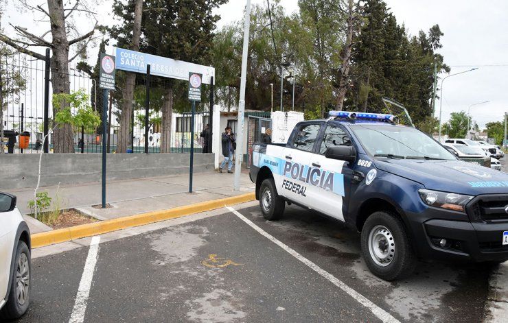 La Policía intervino para dar con el joven que orinó las boletas. La Policía intervino para dar con el joven que orinó las boletas.