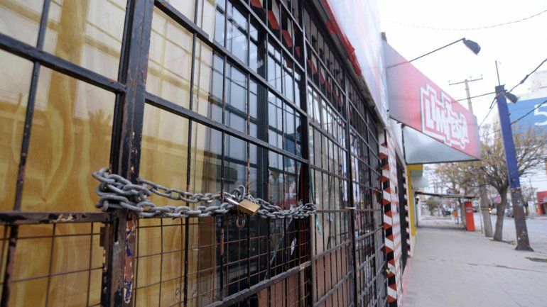 La vidriera de la tienda de Perito Moreno al 200 fue saqueada. Los ladrones rompieron un vidrio y se llevaron camperas