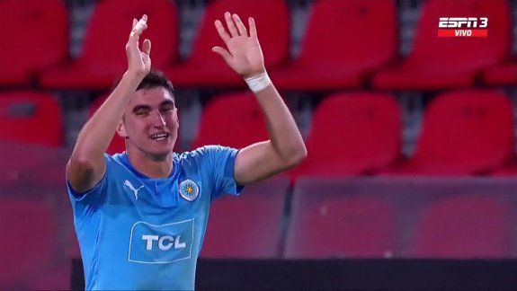 Festejo del Tuti Del Prete en la cancha de Independiente por la Copa Sudamericana. Otro sueño cumplido.