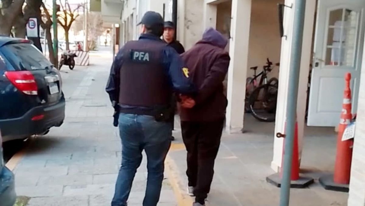 Un narco prófugo fue encontrado en un allanamiento en barrio San Lorenzo