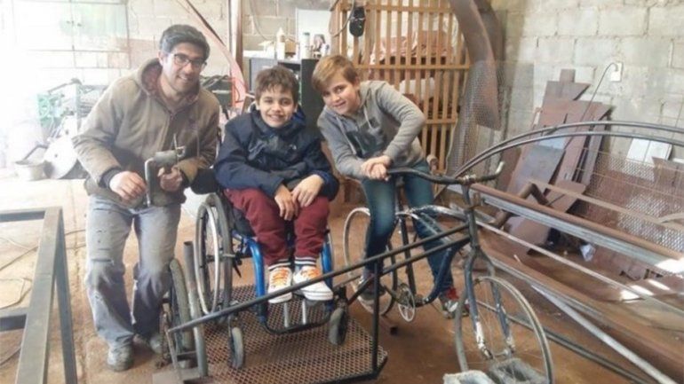 ¡Amigo fiel! Construyó una bici para andar con su primo que usa silla de ruedas