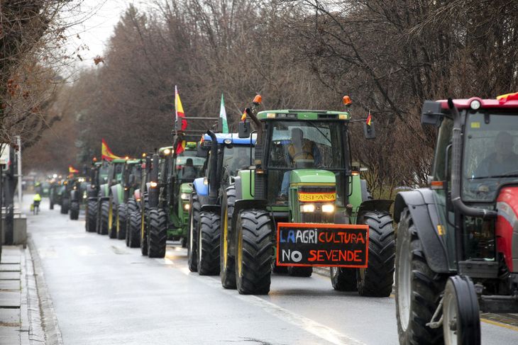 Miles de tractores colapsan ciudades y carreteras en rechazo a las políticas de la UE