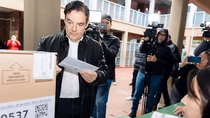 El dirigente Carlos Rovira emitiendo su voto.