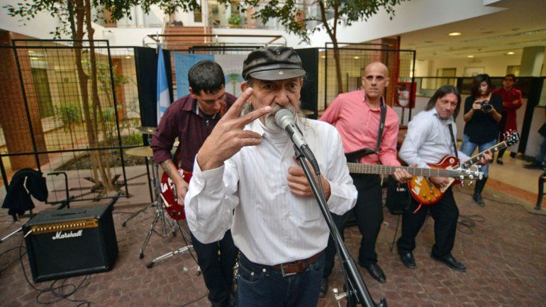 Doble alegría. Rodolfo Mono Salvi (voz de La Moto) acaba de grabar una versión rockera del himno de Neuquén y ahora va por más.