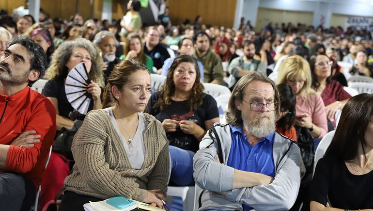 Marcelo Guagliardo, secretario general de ATEN Provincial y Fanny Mansilla, (electa secretaria general) presentes en la asamblea de Capital. Marcelo Guagliardo, secretario general de ATEN Provincial y Fanny Mansilla, (electa secretaria general) presentes en la asamblea de Capital.