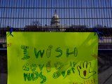 FOTO DE ARCHIVO: Una pancarta en la que se lee Ojalá la COVID-19 fuera cosa del pasado en inglés colgada en la verja de seguridad que rodea el Capitolio en Washington D. C., Estados Unidos, el 7 de
