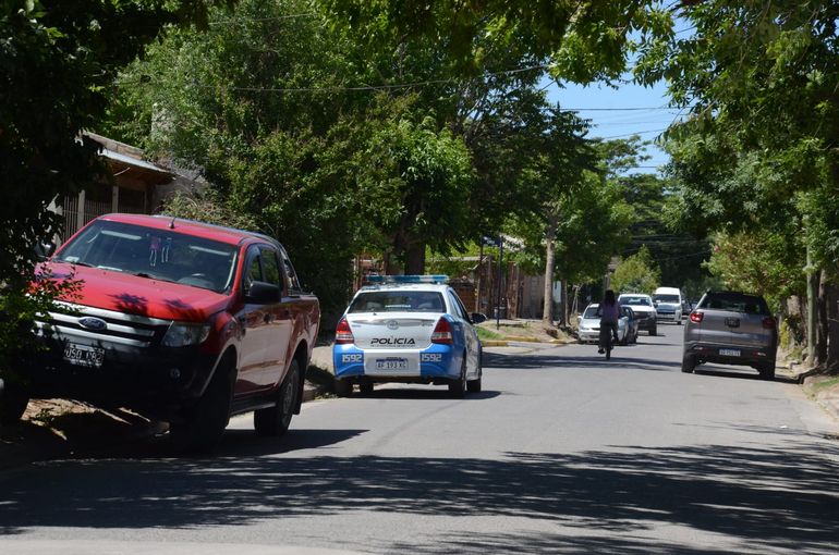 La fiscalía indicó que el acusado corrió a la víctima desde su casa y la apuñaló por la espalda.