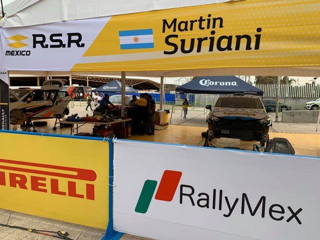 Todo listo. El auto de Suriani en Boxes.