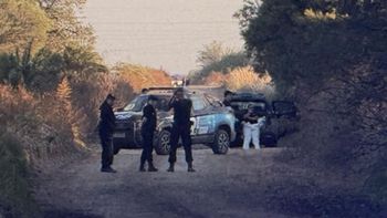 La víctima fue identificada como Juan Emilio López, quien fue hallado sin vida en un canal cercano al Parque Municipal. La víctima fue identificada como Juan Emilio López, quien fue hallado sin vida en un canal cercano al Parque Municipal.