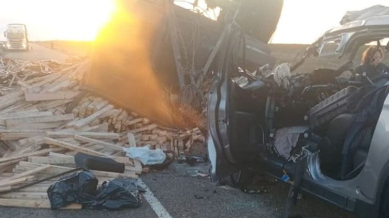 Un conductor murió tras quedarse dormido y chocar contra la carga de un camión en Neuquén
