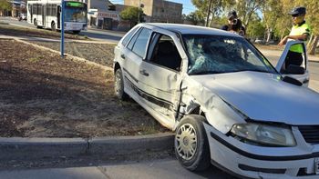 Impactante choque en Centenario: una mujer sin licencia impactó contra un colectivo