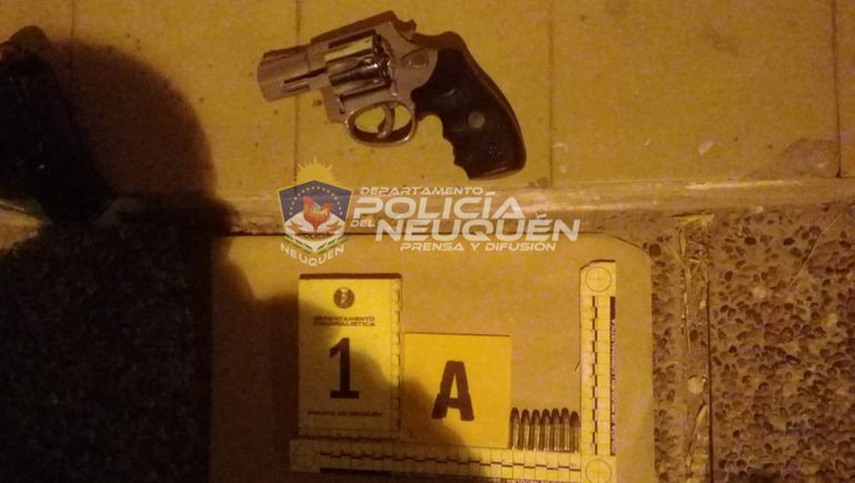 Detuvieron a tres jóvenes sospechosos con un arma de fuego