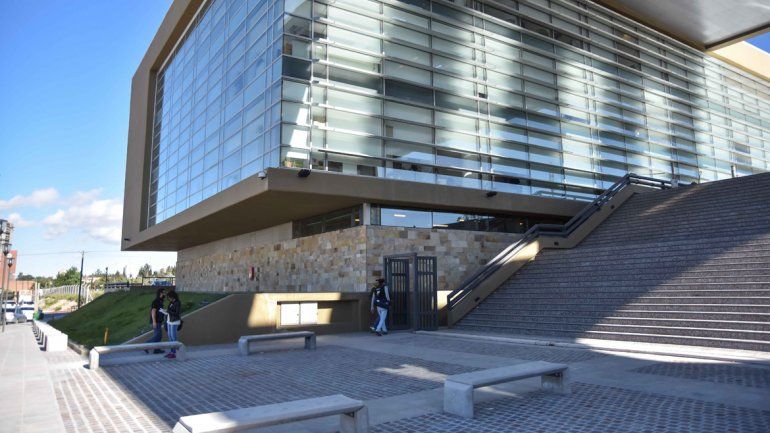 Fiscalía analiza acusar al policía que chocó borracho