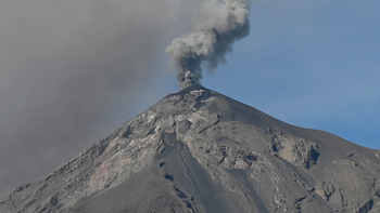 guatemala: por la erupcion del volcan de fuego, cerraron el principal aeropuerto del pais guatemala: por la erupcion del volcan de fuego, cerraron el principal aeropuerto del pais