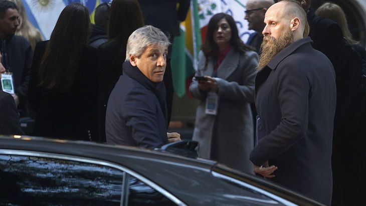 El ministro Luis Caputo, logró que el campo entregue 7.000 millones de dólares en pocos días. El ministro Luis Caputo, logró que el campo entregue 7.000 millones de dólares en pocos días.