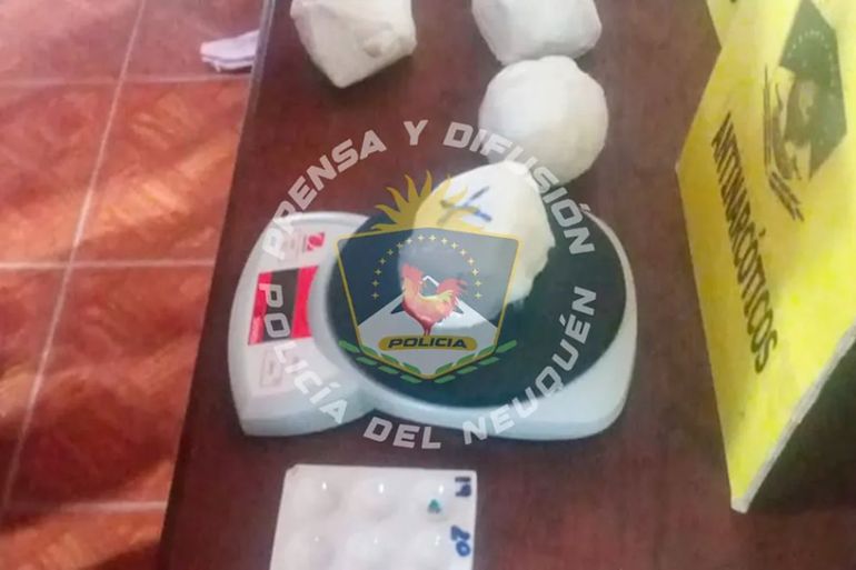 Condenaron a un hombre que arrojó un ladrillo de cocaína al patio de su vecina para evitar un allanamiento