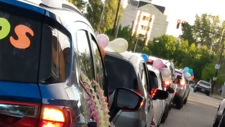 Caravanas: cómo son las nuevas fiestas de egresados en plena pandemia