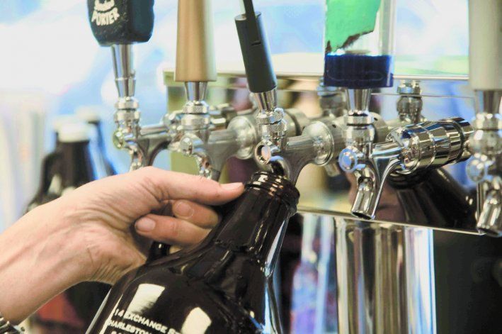 La recarga de cerveza se mantiene pero con menos clientes en la ciudad.
