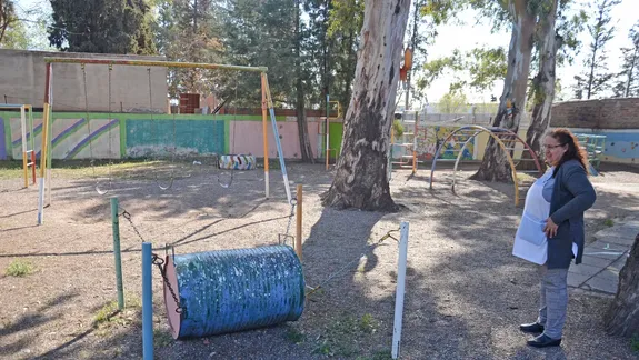 Piden que cambien los juegos del jardín de la Escuela 103 porque son un peligro para los chicos