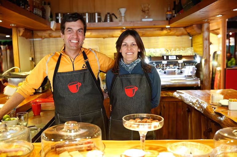 José y Constanza, su esposa, comenzaron en un rental de ski vendiendo café. José y Constanza, su esposa, comenzaron en un rental de ski vendiendo café.