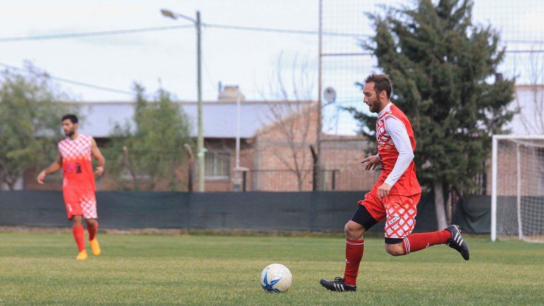 Domini disputará su segunda temporada en el Rojo. Villa es uno de los referentes del plantel neuquino.
