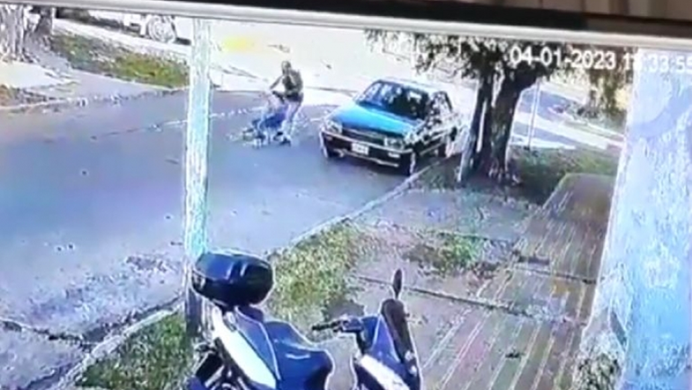 Video: violento persiguió a su ex y la apuñaló en plena calle