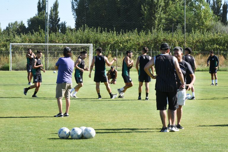 Cipolletti entrena en diferentes predios