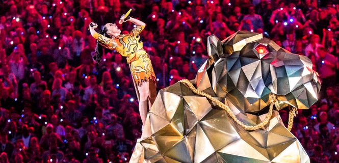 Concierto en el medio tiempo del Super Bowl 2015. Perry cantó Roar encima de un gigantesco león Concierto en el medio tiempo del Super Bowl 2015. Perry cantó Roar encima de un gigantesco león