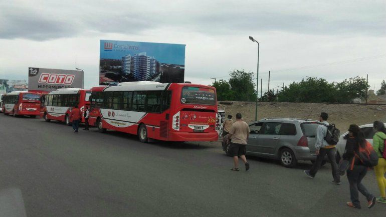 Alertan por vandalismo contra los autos sobre los puentes carreteros