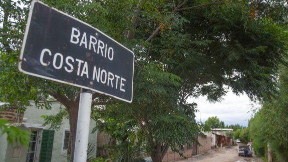Los vecinos del barrio Costa Norte de Cipolletti salieron rápidamente de sus casas al ver a un hombre correr desnudo y escuchar los gritos de la pareja.