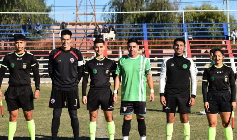 El árbitro con sus compañeros y los capitanes en el sorteo previo. Foto: gentileza Magazzine Mundial