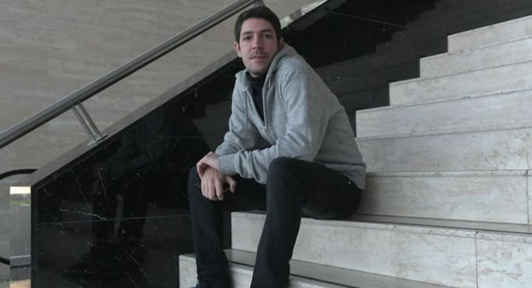 El pasado de Julián Kartún, el hombre que le pone el pecho a Caro Pardíaco