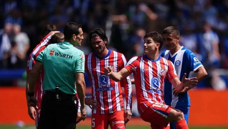 Julián Álvarez al límite: la polémica jugada por la que vio la roja pero no fue expulsado